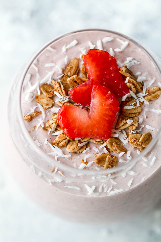 This Strawberry Banana Oat Breakfast Smoothie is guaranteed to keep you satisfied all morning with 20 grams of whole food protein and a good balance of healthy carbs and fats | runningwithspoons.com