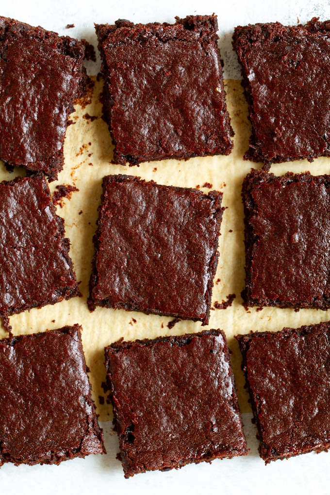 Mehlfreie vegane Brownies aus dem Mixer mit nur 7 Zutaten! Sie sind glutenfrei, getreidefrei, milchfrei und raffiniert-zuckerfrei, so dass sie einen köstlich gesunden Snack machen, wenn diese Schokolade Heißhunger getroffen. #glutenfrei #vegan #brownies #Rezept