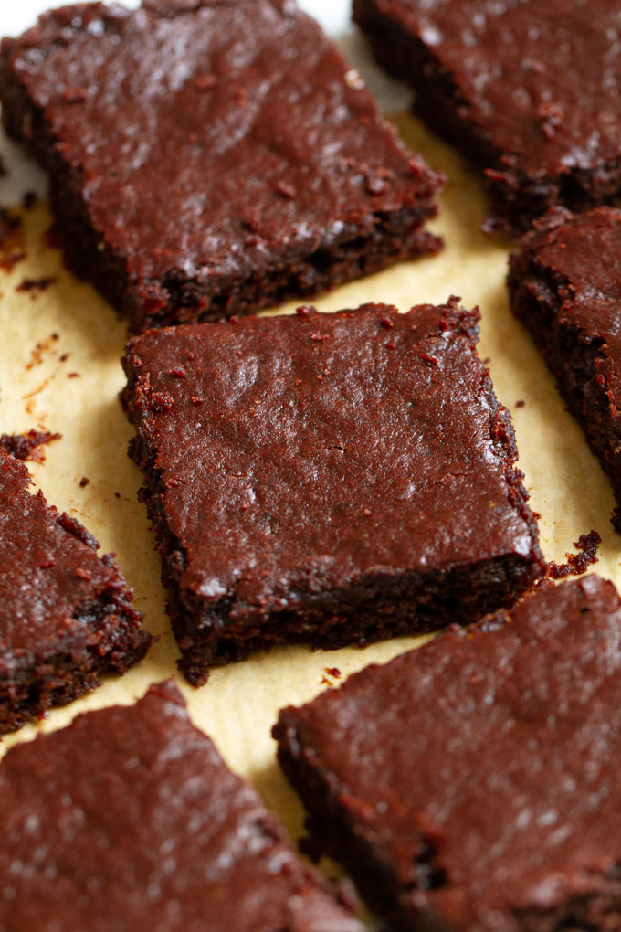 Brownies vegani senza farina fatti nel frullatore con solo 7 ingredienti! Sono senza glutine, senza cereali, senza latticini e senza zucchero raffinato, quindi fanno uno spuntino deliziosamente sano per quando colpiscono quelle voglie di cioccolato. #glutenfree #vegan #biscotti #ricetta