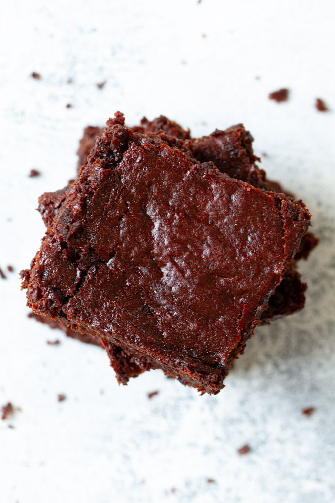 Flourless Vegan Brownies made in the blender with only 7 ingredients! They’re gluten-free, grain-free, dairy-free, and refined-sugar-free, so they make a deliciously healthy snack for when those chocolate cravings hit. #glutenfree #vegan #brownies #recipe
