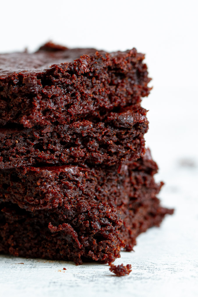 Brownies vegani senza farina fatti nel frullatore con solo 7 ingredienti! Sono senza glutine, senza cereali, senza latticini e senza zucchero raffinato, quindi fanno uno spuntino deliziosamente sano per quando colpiscono quelle voglie di cioccolato. #glutenfree #vegan #brownies # recipe