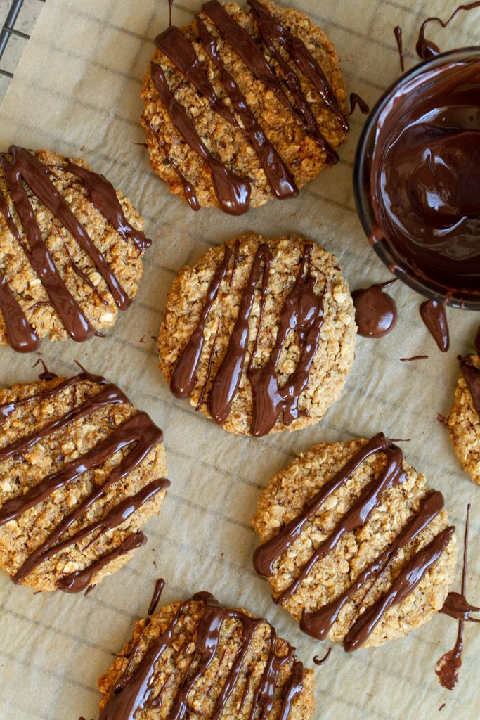 Soft and Chewy Oatmeal Cookies that are super easy to make with only one bowl and 8 healthy ingredients!