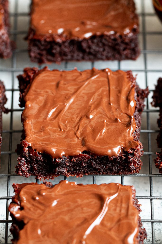 Melt-in-your-mouth Flourless Banana Brownies that are irresistibly fudgy and chocolatey! 