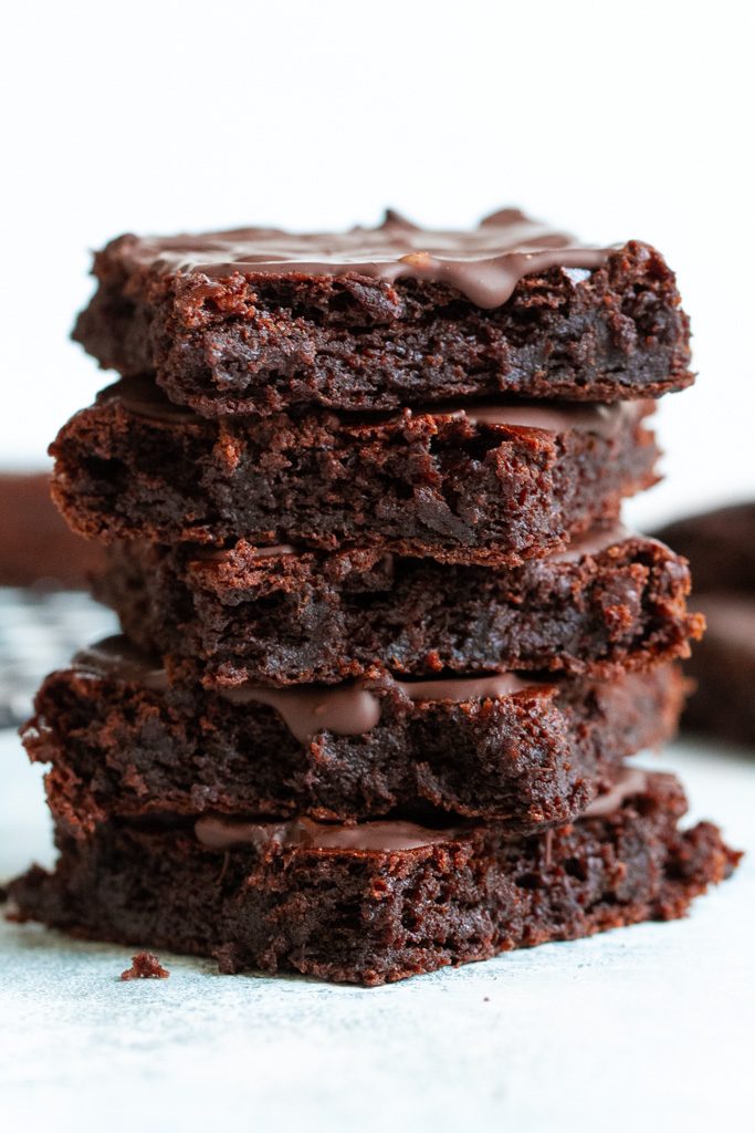 Melt-in-your-mouth Flourless Banana Brownies that are irresistibly fudgy and chocolatey! 